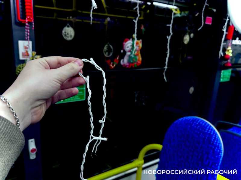 Вандалы в Новороссийске повредили гирлянду новогоднего троллейбуса