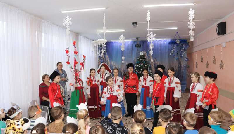Веселые колядки и праздничный концерт подарили дошколятам воспитанники хора народной песни &laquo;Каравай&raquo;