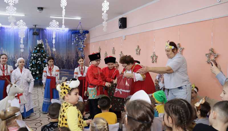 Веселые колядки и праздничный концерт подарили дошколятам воспитанники хора народной песни &laquo;Каравай&raquo;