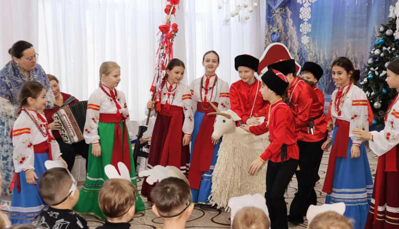 Веселые колядки и праздничный концерт подарили дошколятам воспитанники хора народной песни &laquo;Каравай&raquo;