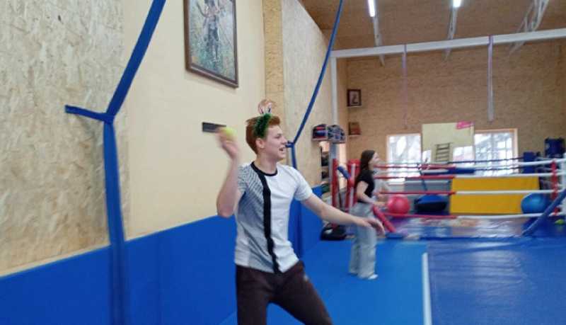 Веселые соревнования по ведроболу и чаепитие для юных спортсменов организовали в Центре казачьей молодежи &laquo;Ермак&raquo; станицы Натухаевской