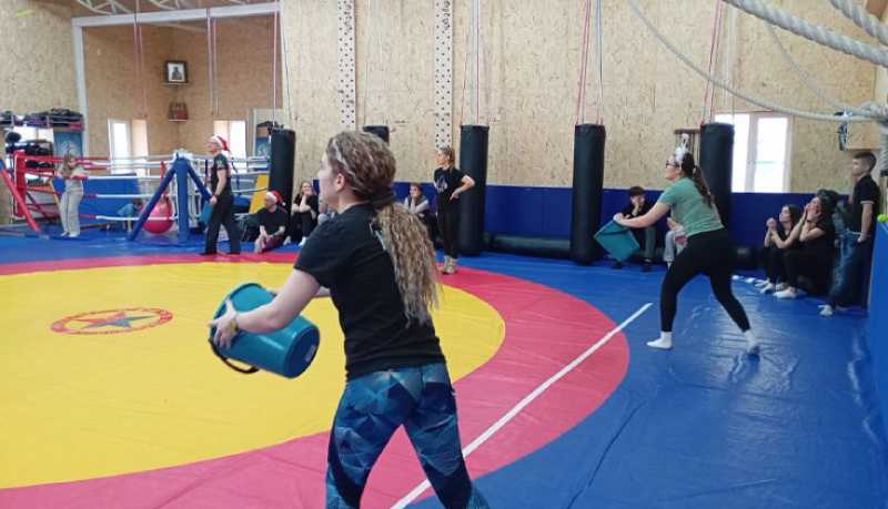 Веселые соревнования по ведроболу и чаепитие для юных спортсменов организовали в Центре казачьей молодежи &laquo;Ермак&raquo; станицы Натухаевской