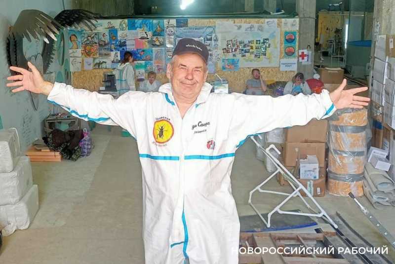 Волонтер дядя Саша рисует спасенных птиц, как будто мазутной катастрофы в Анапе и не было