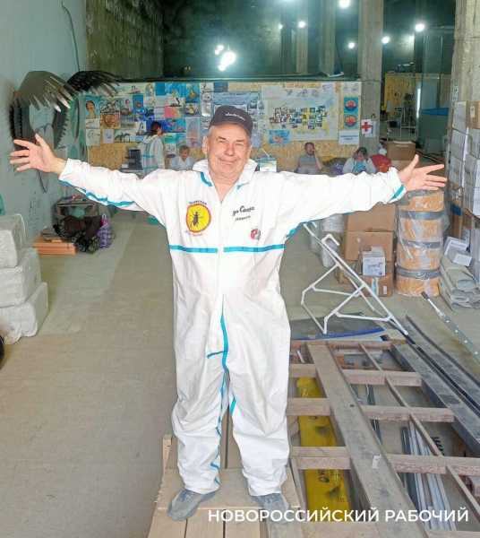 Волонтер дядя Саша рисует спасенных птиц, как будто мазутной катастрофы в Анапе и не было