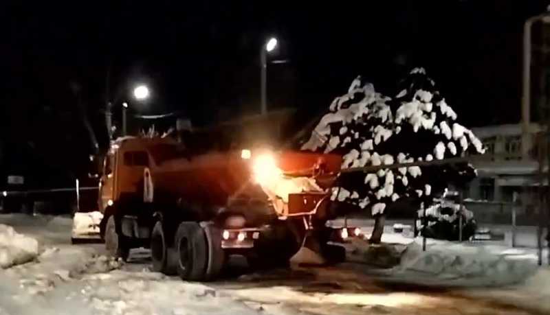 Всю ночь продолжались работы по обработке дорог пескосоляной смесью в сельских округах Новороссийска