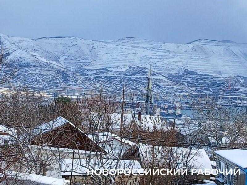 Засыпает! В Новороссийске первая рабочая неделя началась со снегопада и дорожных проблем