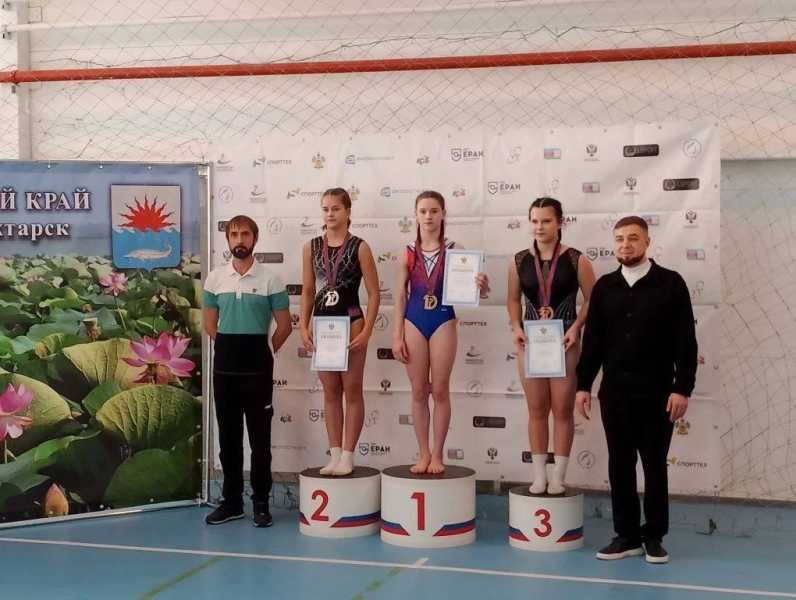 Акробаты из Новороссийска привезли золото и бронзу с краевых соревнований