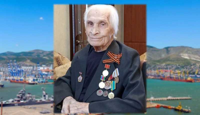 Андрей Кравченко поздравил со столетним юбилеем ветерана Великой Отечественной войны и труженика тыла Андрея Петровича Маркелова