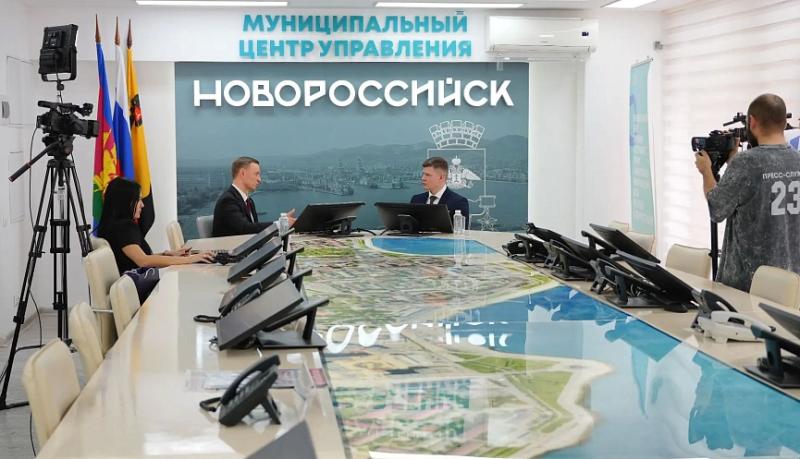 Андрей Кравченко вместе с руководителем ЦУР Краснодарского края Юрием Шевченко в прямом эфире ответил на вопросы новороссийцев