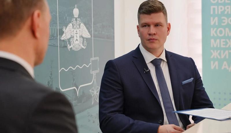 Андрей Кравченко вместе с руководителем ЦУР Краснодарского края Юрием Шевченко в прямом эфире ответил на вопросы новороссийцев