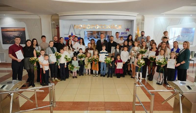 Андрей Кравченко вручил свидетельства на приобретение жилья 17 молодым семьям города-героя Новороссийска