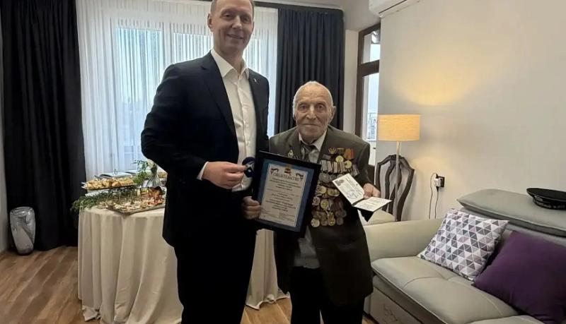 Андрей Кравченко вручил удостоверения &laquo;Почетный гражданин города-героя Новороссийска&raquo; ветеранам из Армении   