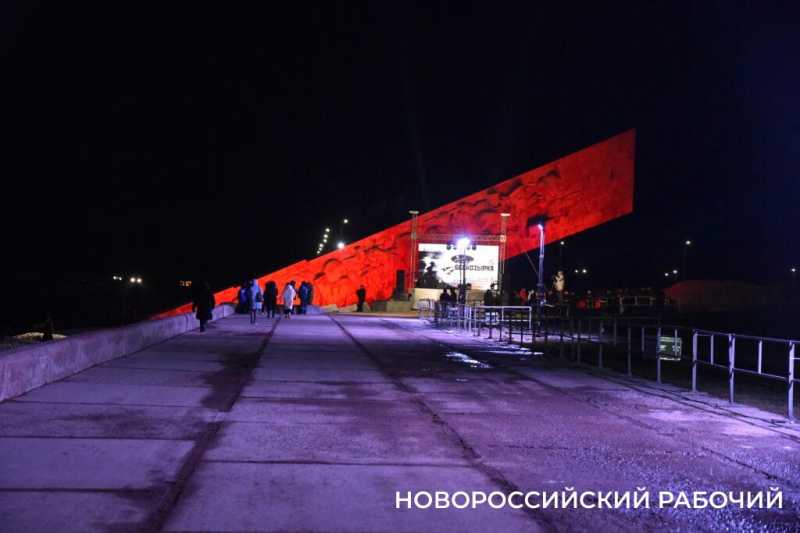 &laquo;Бескозырка&raquo; -2026. В Новороссийске ночью прошел главный ритуал уникальной акции памяти. Фоторепортаж &laquo;НР&raquo;