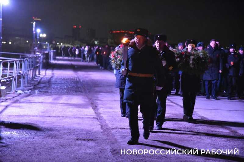 &laquo;Бескозырка&raquo; -2026. В Новороссийске ночью прошел главный ритуал уникальной акции памяти. Фоторепортаж &laquo;НР&raquo;