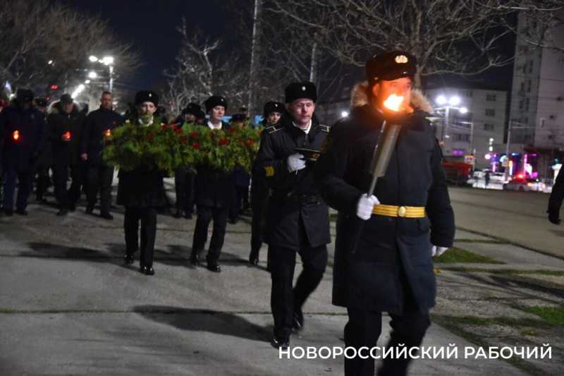 &laquo;Бескозырка&raquo; -2026. В Новороссийске ночью прошел главный ритуал уникальной акции памяти. Фоторепортаж &laquo;НР&raquo;