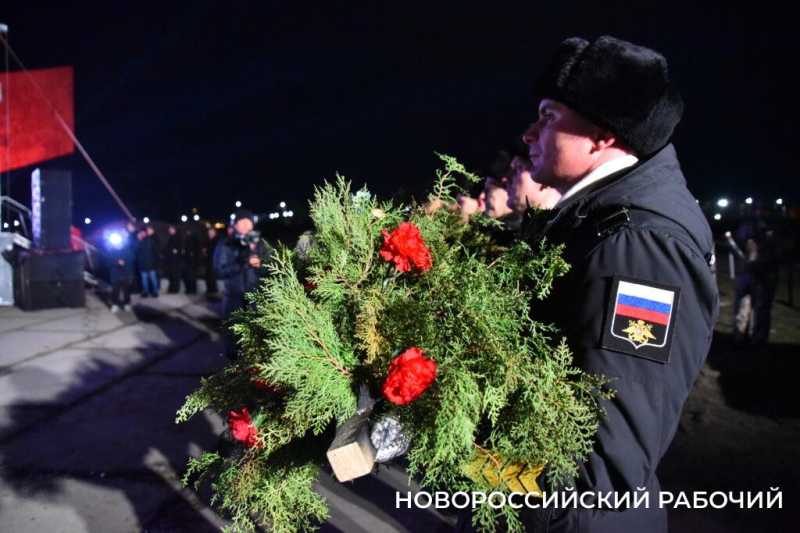 &laquo;Бескозырка&raquo; -2026. В Новороссийске ночью прошел главный ритуал уникальной акции памяти. Фоторепортаж &laquo;НР&raquo;