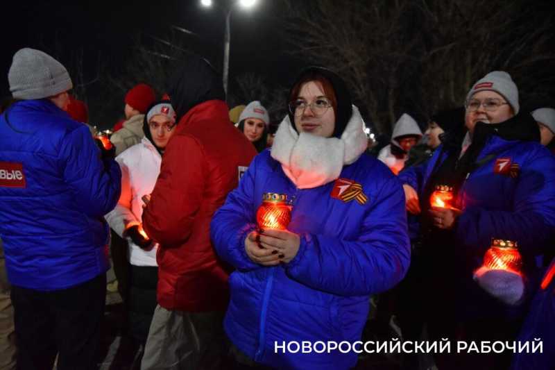 &laquo;Бескозырка&raquo; -2026. В Новороссийске ночью прошел главный ритуал уникальной акции памяти. Фоторепортаж &laquo;НР&raquo;