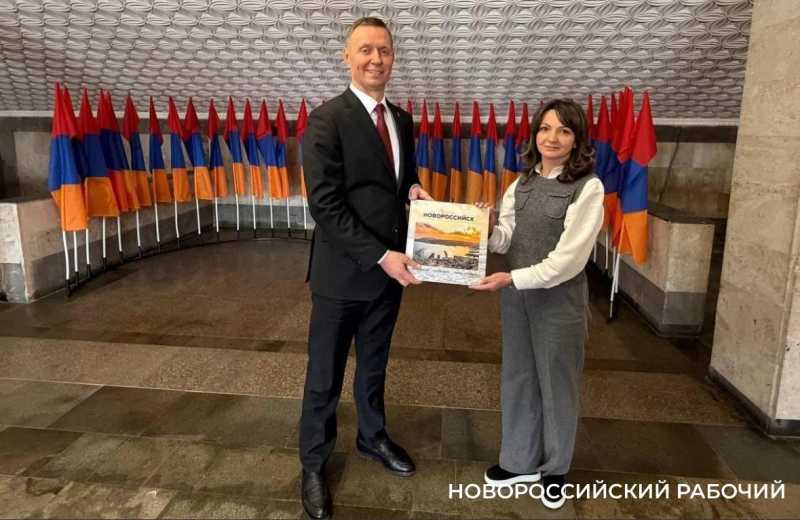 Делегация из Новороссийска привезла в армянский город-побратим книги и конструкторы