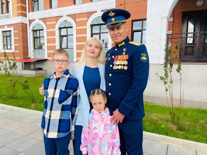 Герой России из Новороссийска учится на психолога и пишет портреты своих товарищей