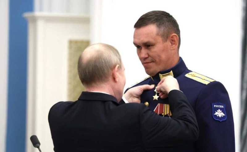 Герой России из Новороссийска учится на психолога и пишет портреты своих товарищей