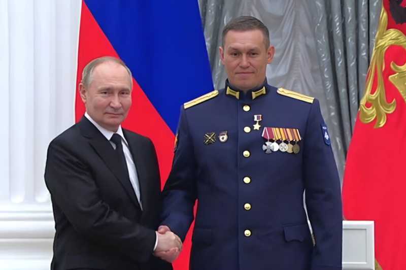 Герой России из Новороссийска учится на психолога и пишет портреты своих товарищей