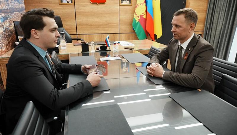 Город-герой Новороссийск получил в дар ценные реликвии от потомков Героя Советского Союза майора Цезаря Львовича Куникова