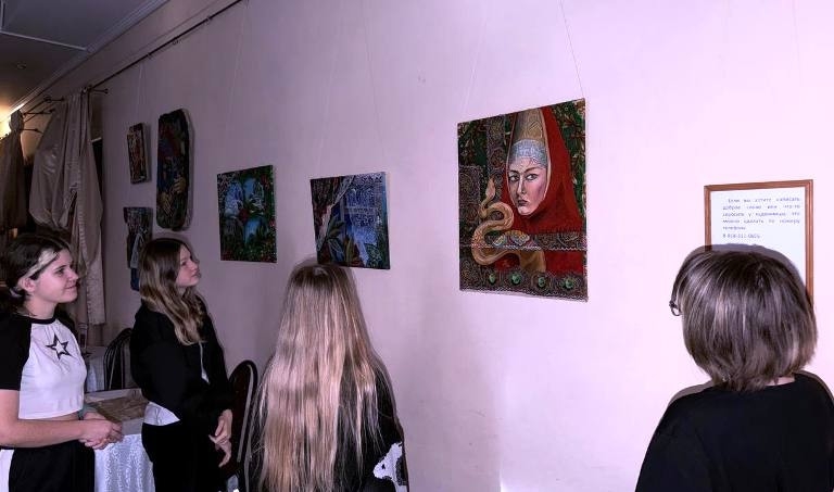 Казачье наследие на морских досках: в городе-герое Новороссийске открылась персональная выставка Алины Бибиковой