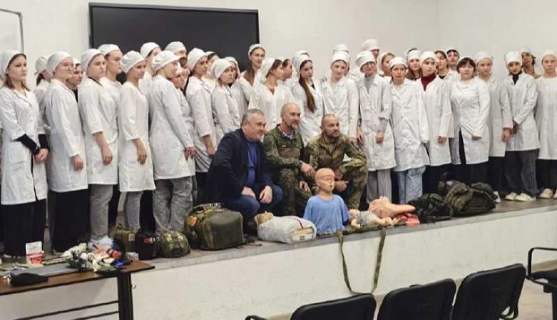 Казаки-инструкторы Новороссийского РКО провели со студентами занятия по тактической медицине