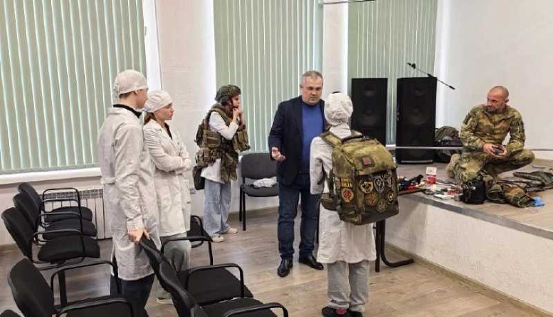 Казаки-инструкторы Новороссийского РКО провели со студентами занятия по тактической медицине