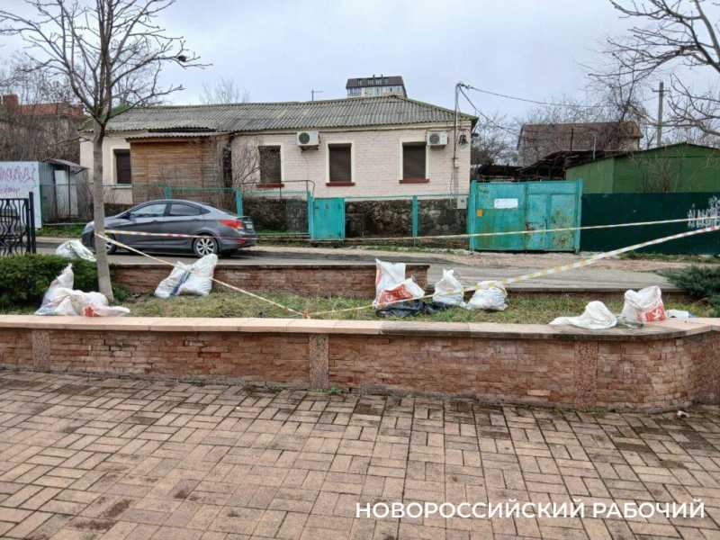 На бульваре Новороссийска теневые навесы установили отдельно от лавочек