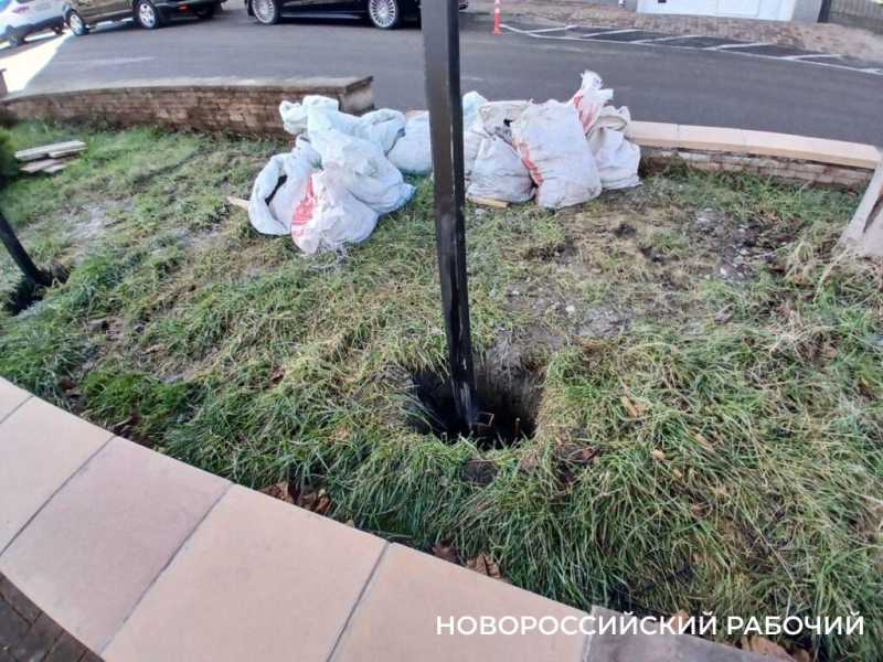 На бульваре Новороссийска теневые навесы установили отдельно от лавочек