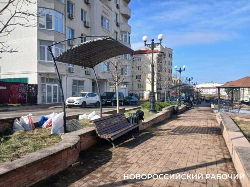 На бульваре Новороссийска теневые навесы установили отдельно от лавочек