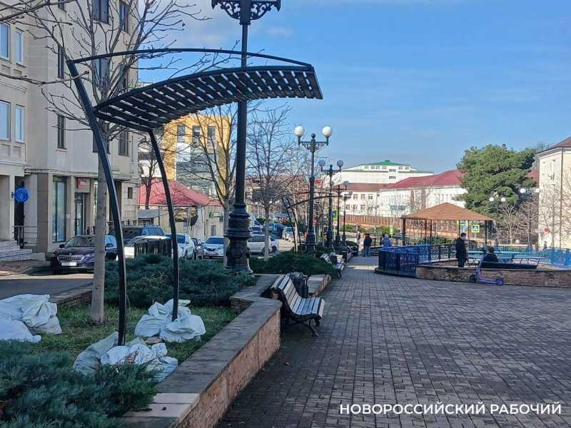 На бульваре Новороссийска теневые навесы установили отдельно от лавочек