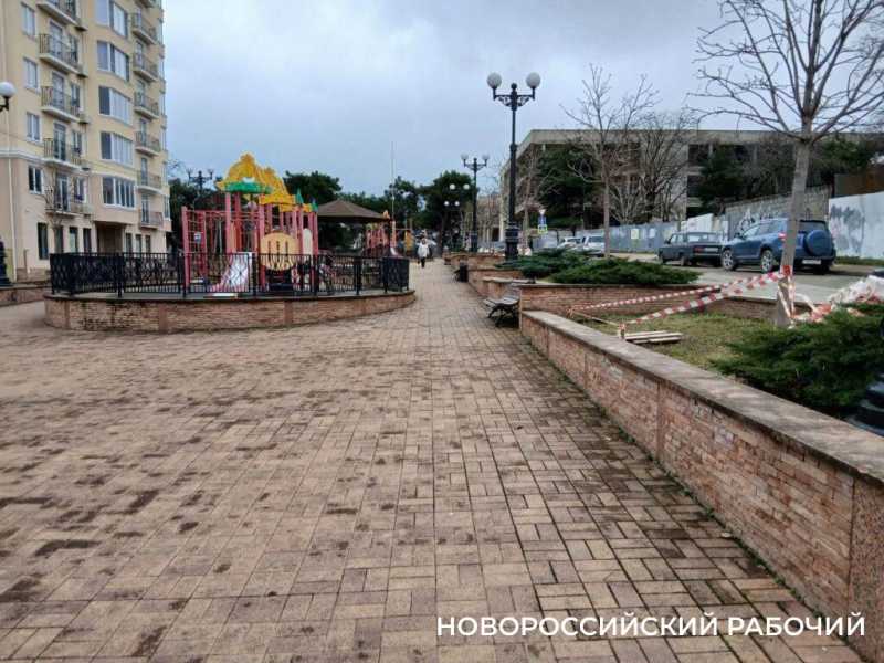 На бульваре Новороссийска теневые навесы установили отдельно от лавочек