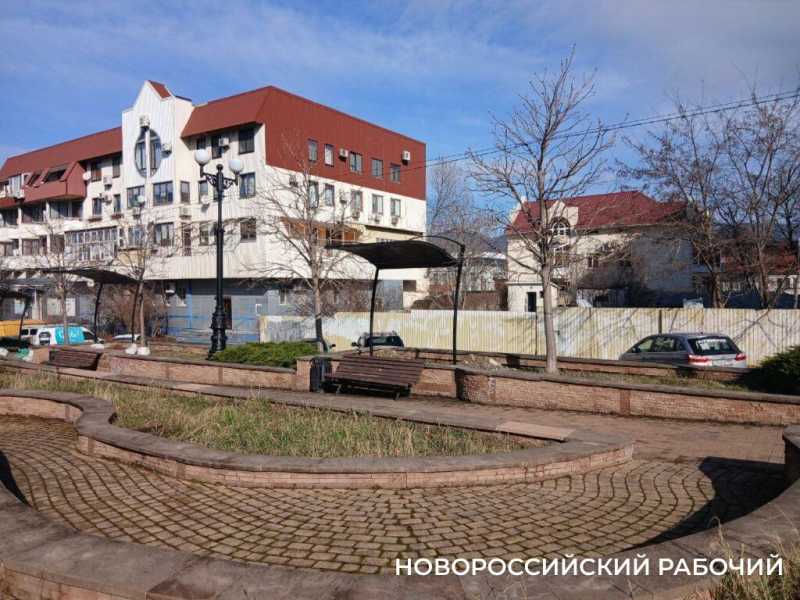 На бульваре Новороссийска теневые навесы установили отдельно от лавочек