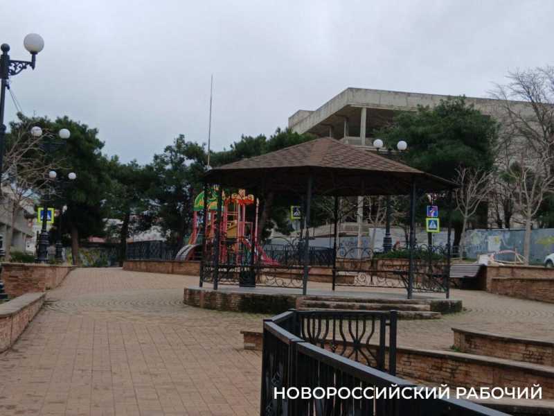 На бульваре Новороссийска теневые навесы установили отдельно от лавочек