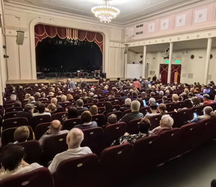 На концерте оркестра Поля Мориа житель Новороссийска под аплодисменты признался в любви супруге