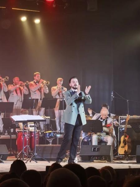 На концерте оркестра Поля Мориа житель Новороссийска под аплодисменты признался в любви супруге