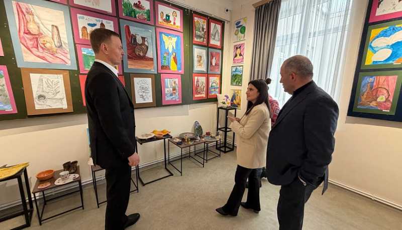 Новороссийская делегация посетила в Гаваре общеобразовательные школы