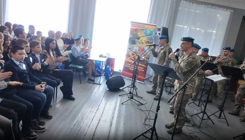 Новороссийские десантники провели военно-патриотическую акцию ВДВ &laquo;Герои нашего времени&raquo; в средней школе имени &laquo;Героев-десантников&raquo; городского округа Донецк в ДНР