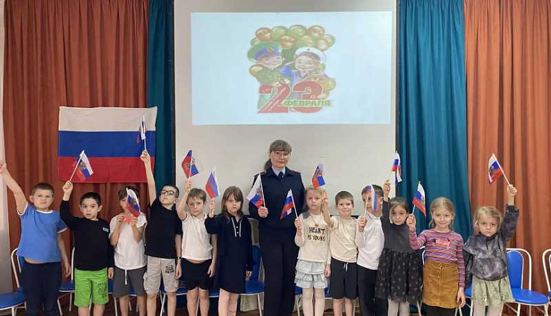 Новороссийские полицейские рассказали дошколятам о защитниках Отечества и провели познавательную викторину