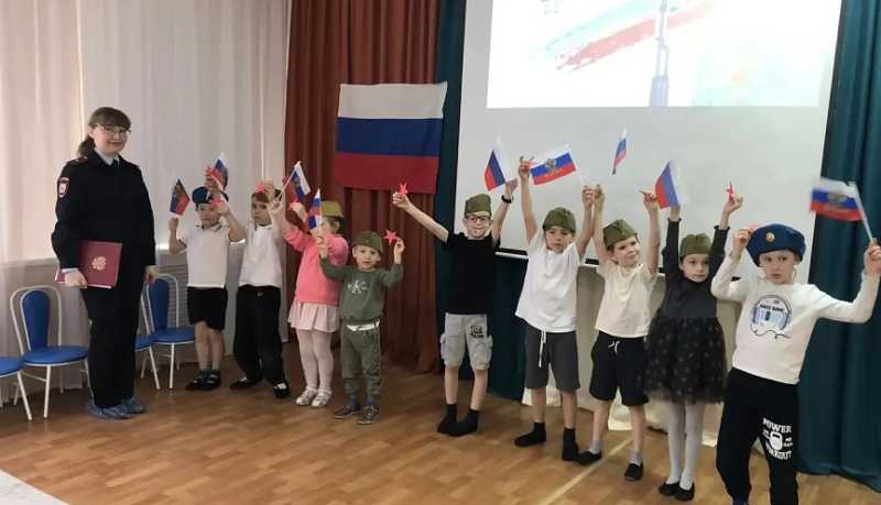 Новороссийские полицейские рассказали дошколятам о защитниках Отечества и провели познавательную викторину