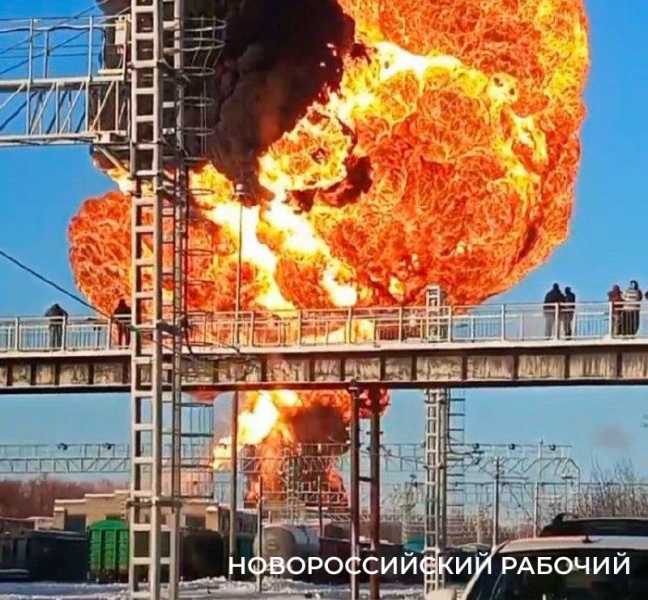 Поезда в Новороссийск задерживаются из-за схода с рельсов грузовых вагонов