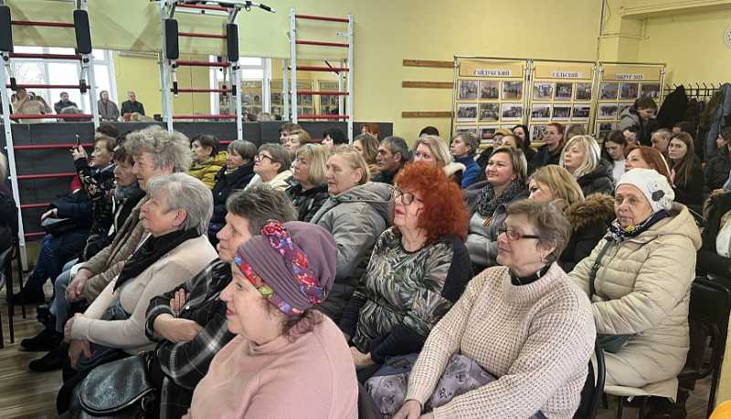 Полицейские Новороссийска проводят сходы граждан, на которых разъясняют правила финансовой безопасности