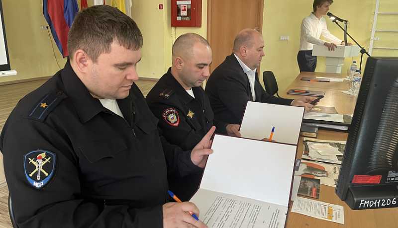 Полицейские Новороссийска проводят сходы граждан, на которых разъясняют правила финансовой безопасности