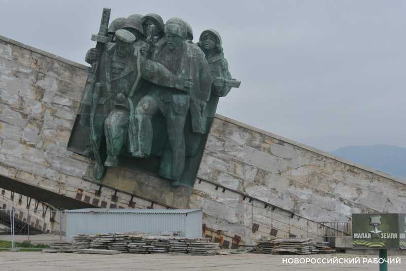 Работы на &laquo;Малой земле&raquo; приостановили из-за аварийно-спасательных работ