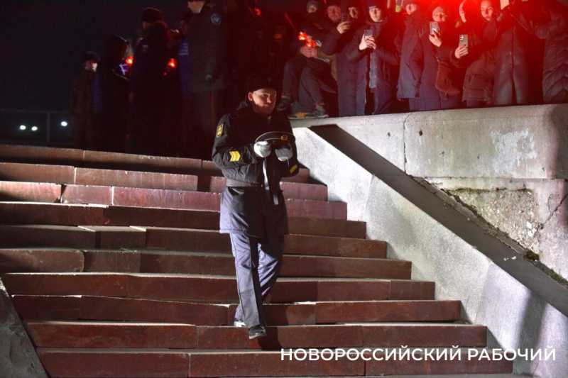 Сегодня в Новороссийске, в 2:00, бескозырка &mdash; символ десанта Куникова, была спущена в море