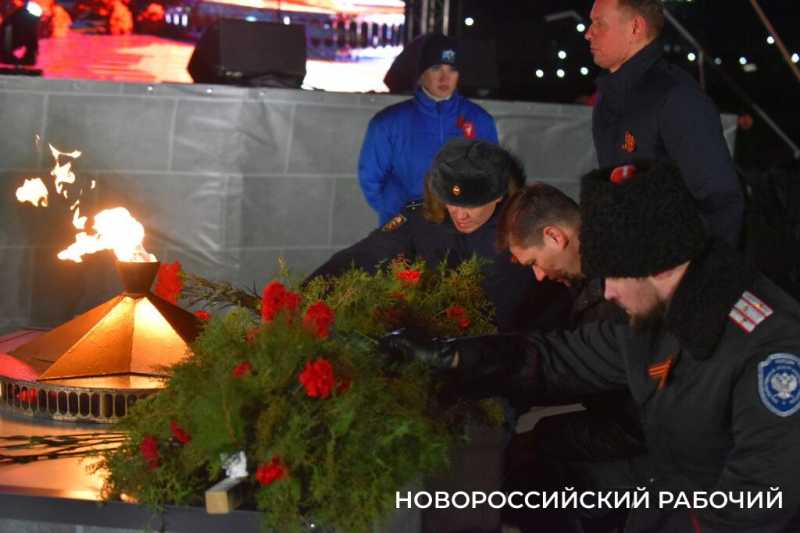 Сегодня в Новороссийске, в 2:00, бескозырка &mdash; символ десанта Куникова, была спущена в море