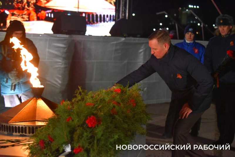 Сегодня в Новороссийске, в 2:00, бескозырка &mdash; символ десанта Куникова, была спущена в море