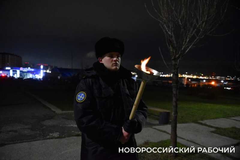 Сегодня в Новороссийске, в 2:00, бескозырка &mdash; символ десанта Куникова, была спущена в море